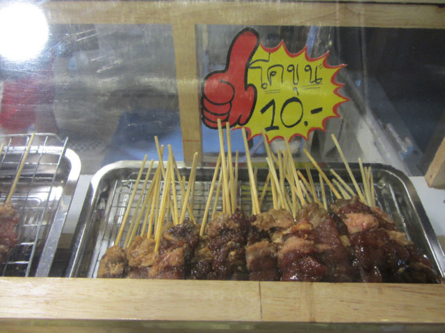 泰國清萊市清鐘樓附近小吃攤販 每串烤牛肉只賣10泰銖