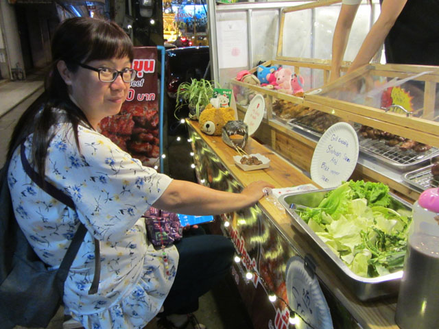 泰國清萊市清鐘樓附近小吃攤販 串燒烤牛肉配新鮮蔬菜