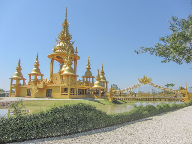 泰國清萊白廟 金碧輝煌的博物館