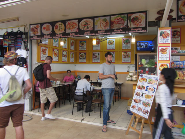 泰國清萊白廟入口前商場的餐館