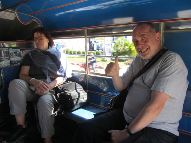 泰國清萊白廟乘藍色雙條往聖獅公園