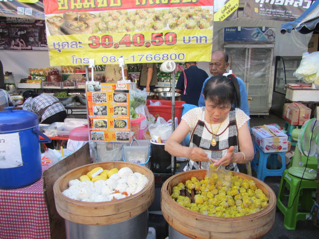 泰國清萊中央街市 熟食攤販燒賣