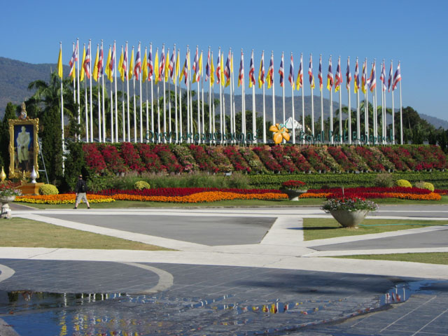 泰國清邁市 花博園區 Royal Park Rajapruek 入口處國旗