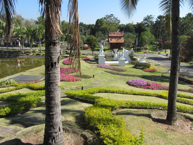 泰國清邁市拉查帕皇家花園 皇家樓閣 (Royal Pavillion) 前花圃和水池