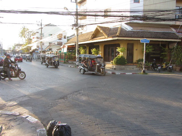 泰國清邁古城內的 茵塔華洛洛路