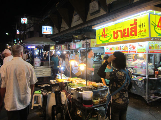 泰國清邁古城內的 清邁門夜市 (Chiang Mai Gate Night Food Market)