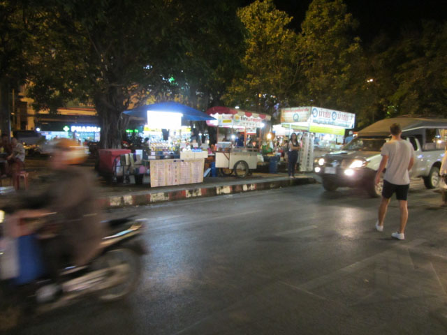 泰國清邁古城內的 清邁門夜市 (Chiang Mai Gate Night Food Market)