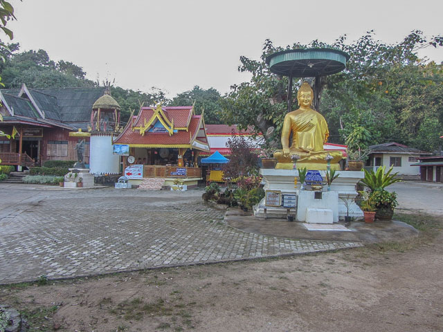 泰國夜沙良 (Mae Sariang / อำเภอแม่สะเรียง) Wat Phrathat Chom Mon (วัดพระธาตุจอมมอญ)