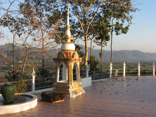 泰國夜沙良 (Mae Sariang / อำเภอแม่สะเรียง) Wat Phrathat Chom Mon (วัดพระธาตุจอมมอญ) 山頂