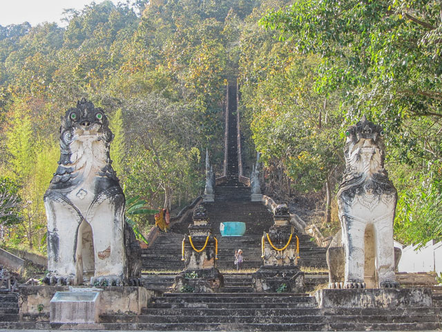 泰國北部湄宏順 (Mae Hong Son) Wat Phra That Doi Kong Mu 登山口