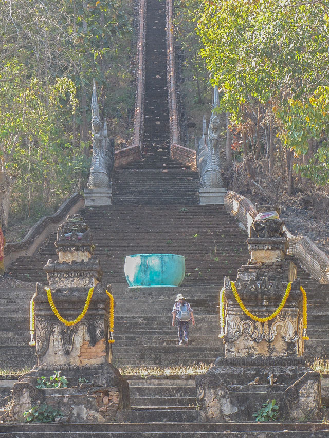 泰國北部湄宏順 (Mae Hong Son) Wat Phra That Doi Kong Mu 登山道