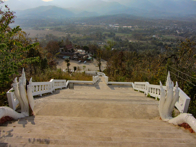 泰國 拜縣 (Pai) 白佛美茵寺 (Chedi Phra That Mae Yen) 往山頂拜縣巨型佛像 (Big Buddha Pai) 的天梯