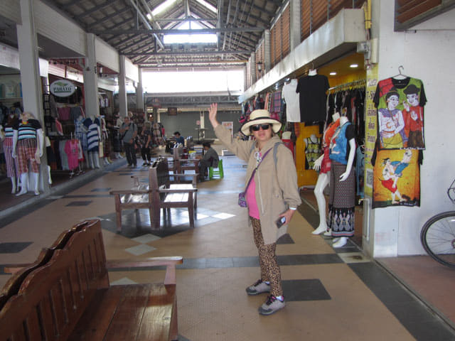 泰國清萊 白廟入口前商場