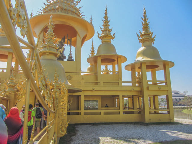 泰國清萊白廟 金碧輝煌的博物館