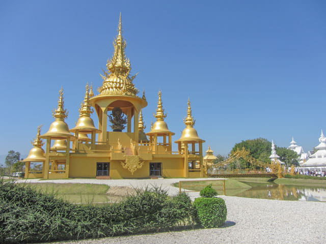 泰國清萊白廟 金碧輝煌的博物館