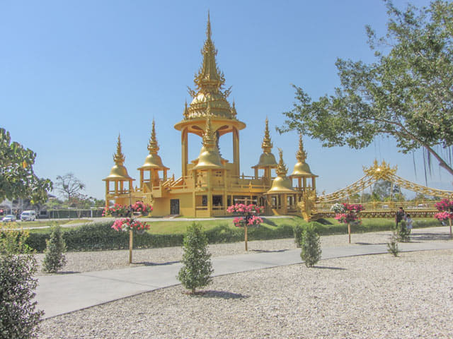 泰國清萊白廟 金碧輝煌的博物館