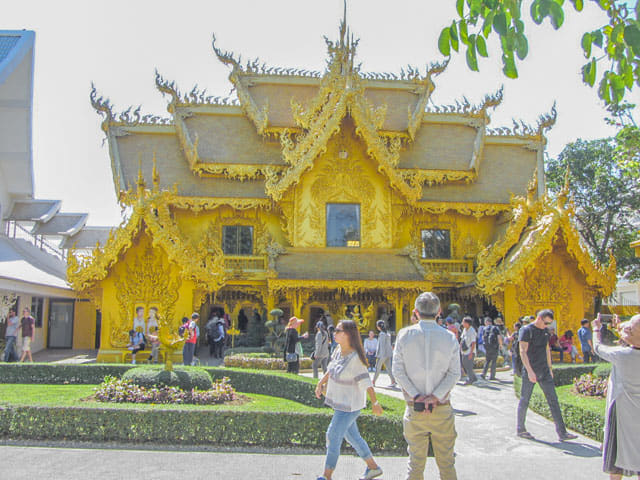 泰國清萊白廟 金碧輝煌的凡間洗手間