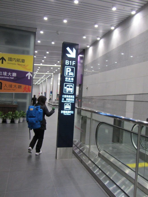 台中機場入境大堂往公車站步行路線