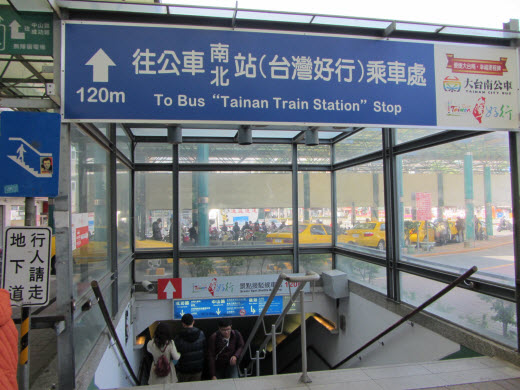 台南火車站步行往普悠瑪商務旅店路線及街景