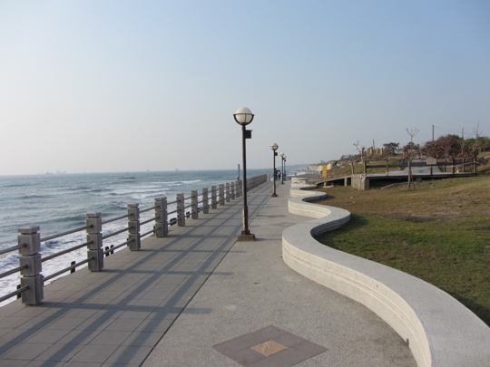 高雄旗津風車公園 海旁的行人步道