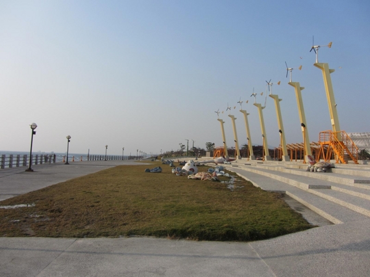 高雄旗津風車公園 海旁的行人步道和風車