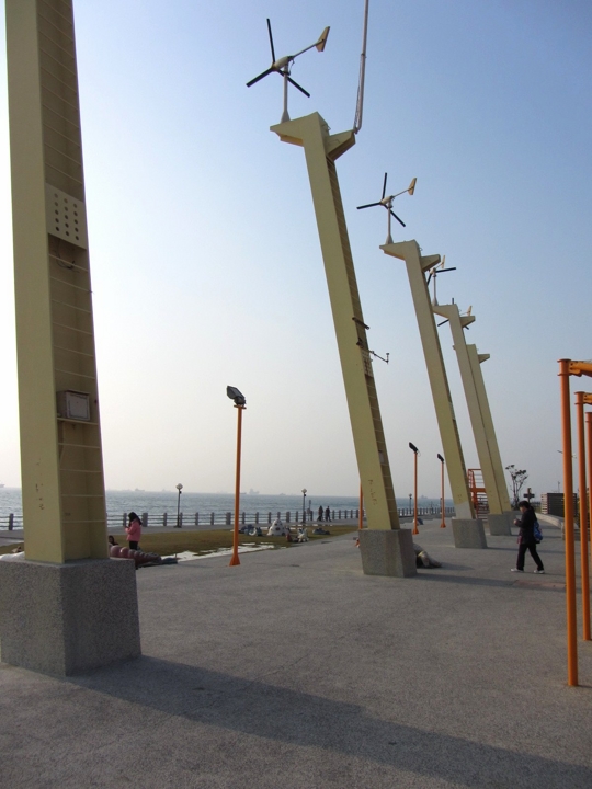 高雄旗津風車公園 海旁的行人步道和風車