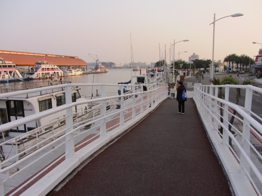 高雄鼓山漁港景觀步道橋