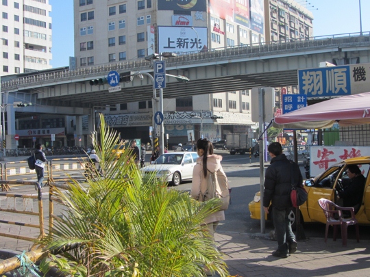 高雄火車站 附近街景