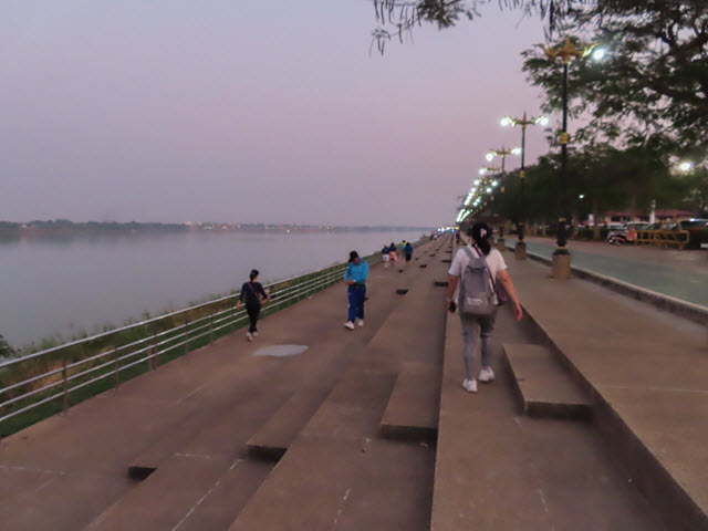 那空拍儂 Nakhon Phanom 湄公河畔步道晚間