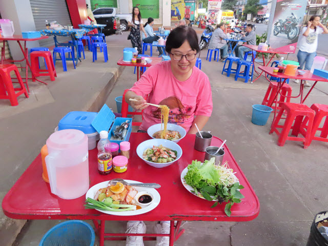 穆達漢 (Mukdahan) 街邊熟食攤檔