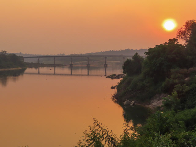 Kong Chiam 月河黃昏日落景色