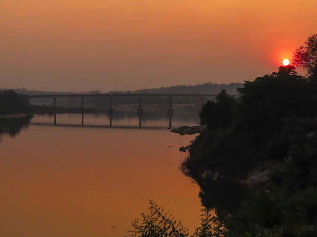 Kong Chiam 月河黃昏日落景色