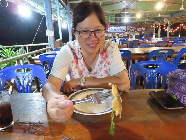 Khong Chiam 湄公河上 แพอาหารอารยา 船屋餐廳 炒鯰魚 Fried Catfish