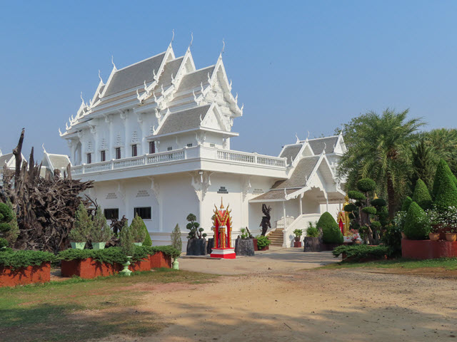 Khong Chiam Wat Tham Khuha Sawan 白廟