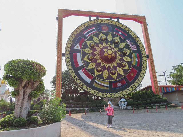 Khong Chiam Wat Tham Khuha Sawan 巨型彩色銅鑼