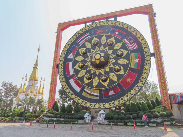 Khong Chiam Wat Tham Khuha Sawan 巨型彩色銅鑼