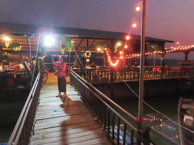 Khong Chiam 月河上 แพลำโขง 船屋餐廳