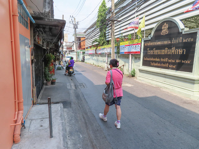 MRT Bang Pha 站 步行往 Klong Bang Luang 水上市場