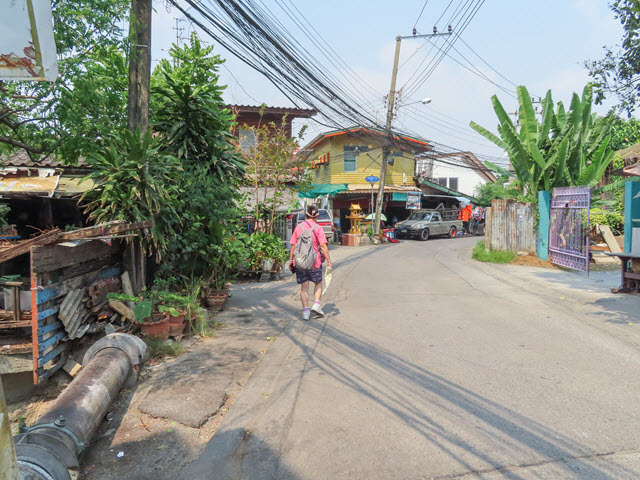 MRT Bang Pha 站 步行往 Klong Bang Luang 水上市場