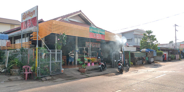Nakhon Phanom U-Home Hotel 斜對面燒烤餐館