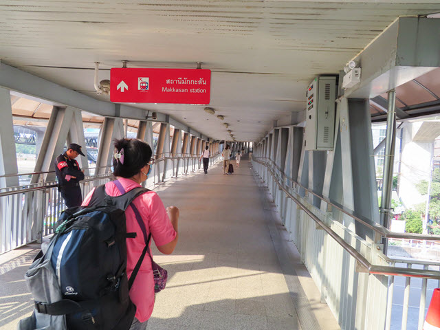 地鐵 MRT Phetchaburi Station 步行往 Airport Rail Link Makkasan Station