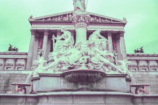 奧地利議會大廈前的雅典娜雕像