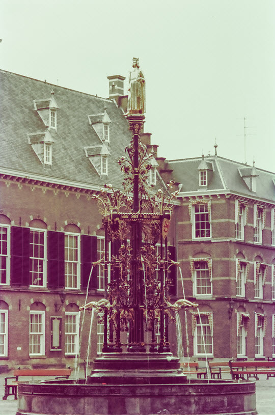 荷蘭海牙．騎士廳 (Ridderzaal)前方廣場中的鍍金歌德式噴泉